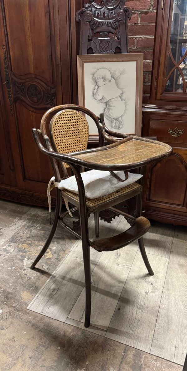 Antikvarinė kūdikio maitinimo kėdutė su ratano dekoru