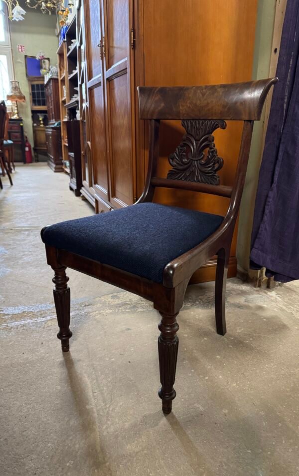 Antikvarinė kėdė medžiaginiu gobelenu