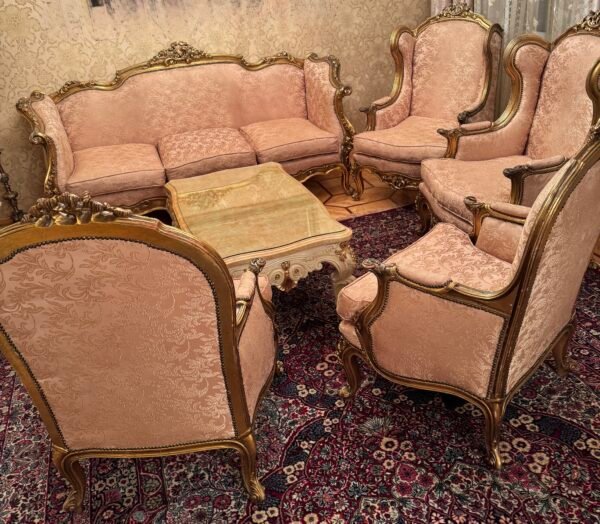 Prabangus LuisXV stiliaus svetainės komplektas mediniu aukso spalvos rėmu ir  šviesiu rusvu  gobelenu