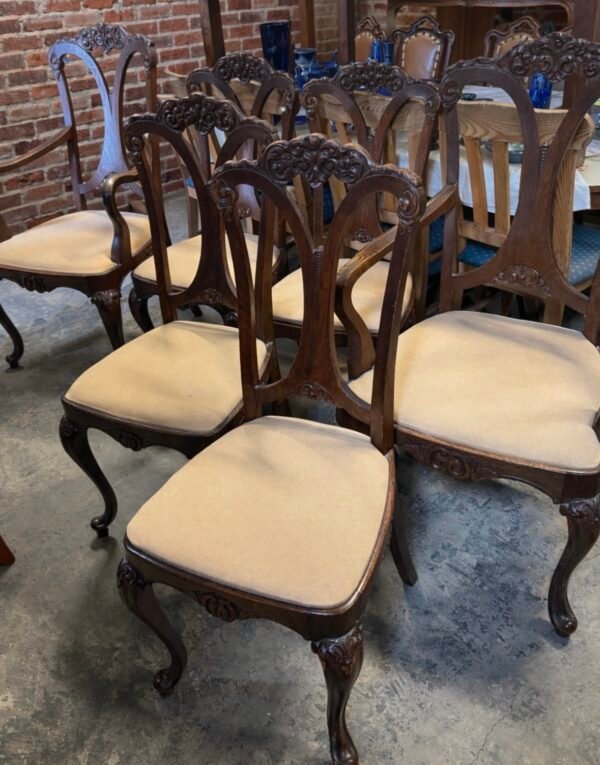 Medinės tvirtos kėdės su raižiniais ir medžiaginiu gobelenu