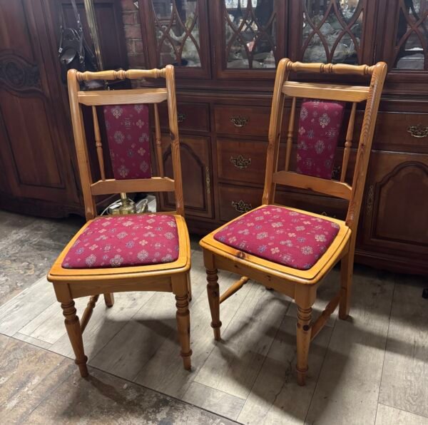 Medinės kėdės medžiaginiu gobelenu