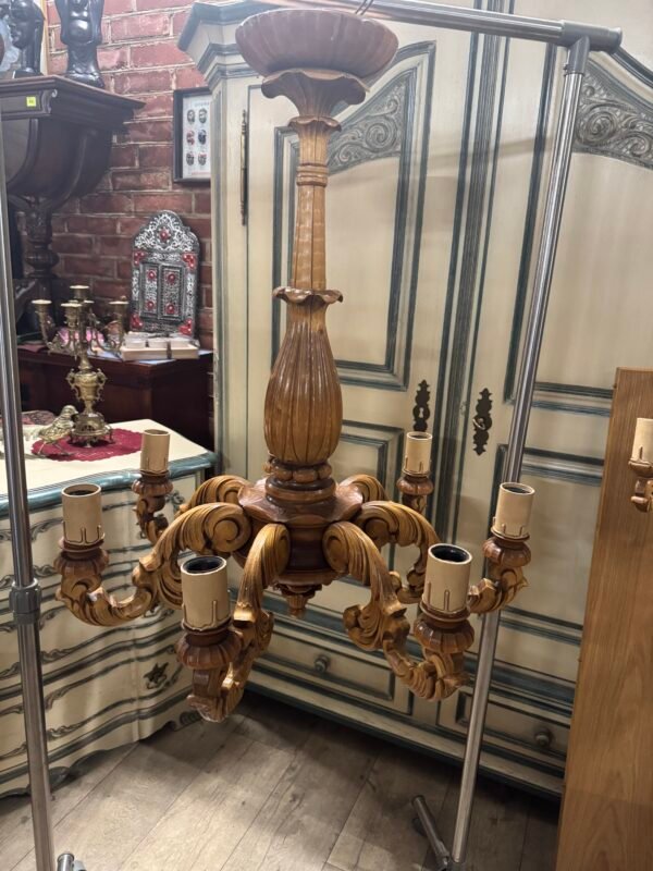 Pakabinamas medinis šviestuvasAukštis 95 cm