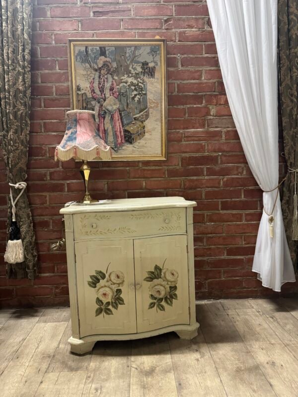 Vintažinė dekoruota gėlių motyvais komoda