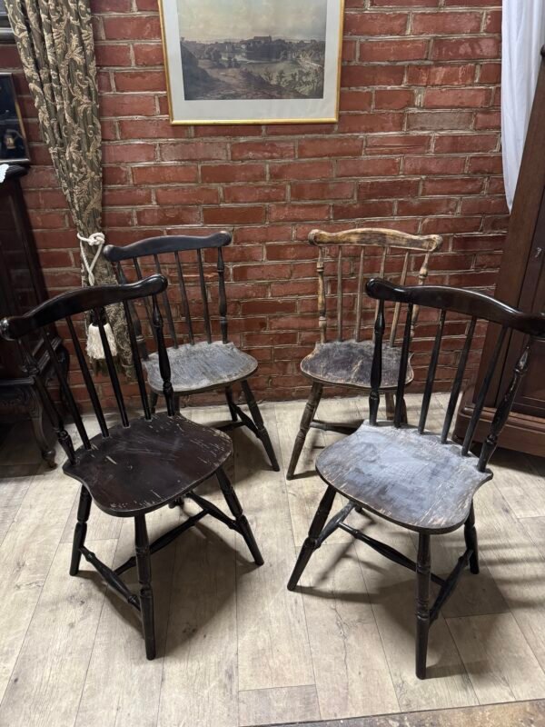 Tvirtos kėdės...reikia pabaigti restauruoti